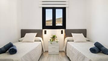 Tabla de planchar con plancha, wifi gratis, ropa de cama