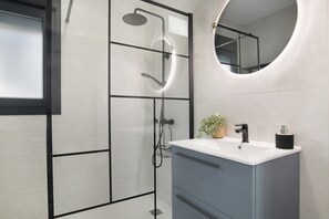 Shower, hair dryer, towels - Holiday Home 'El Rincon Del Sur 1' with Private Pool, Wi-Fi and Air Conditioning (Barrio Nuevo)