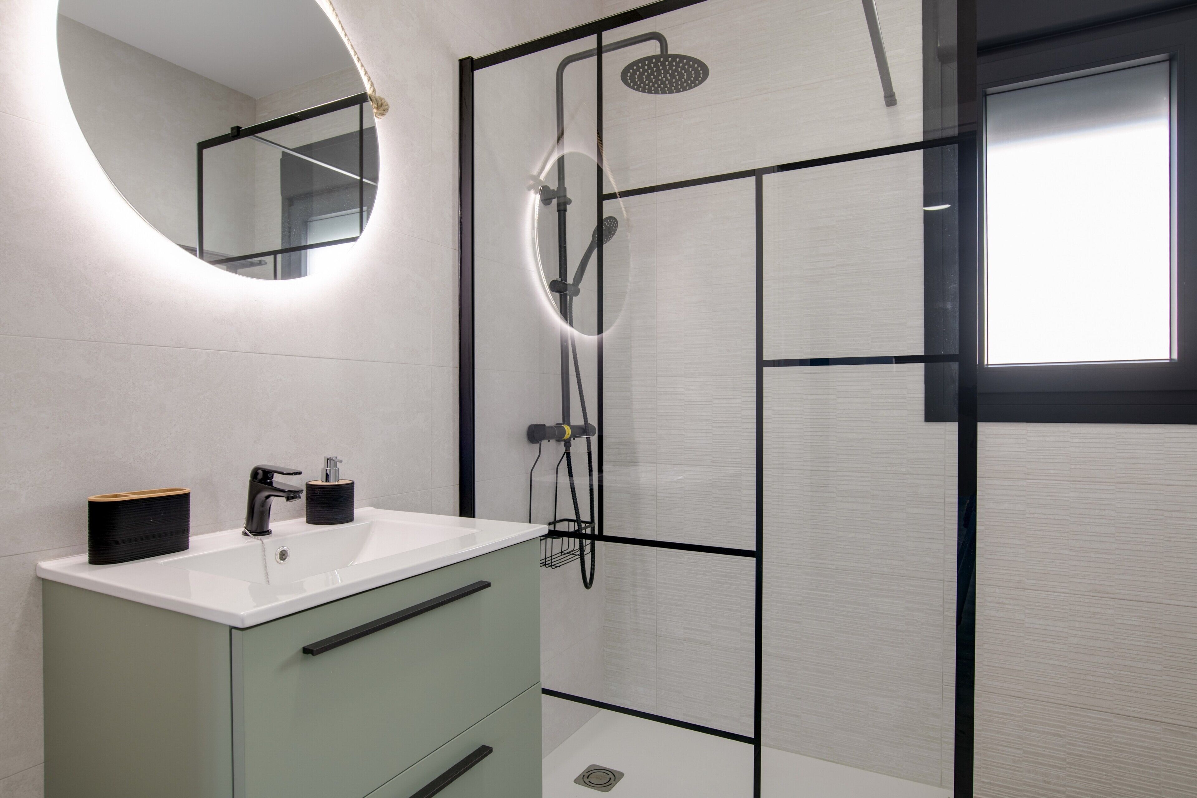 Een douche, een haardroger, handdoeken