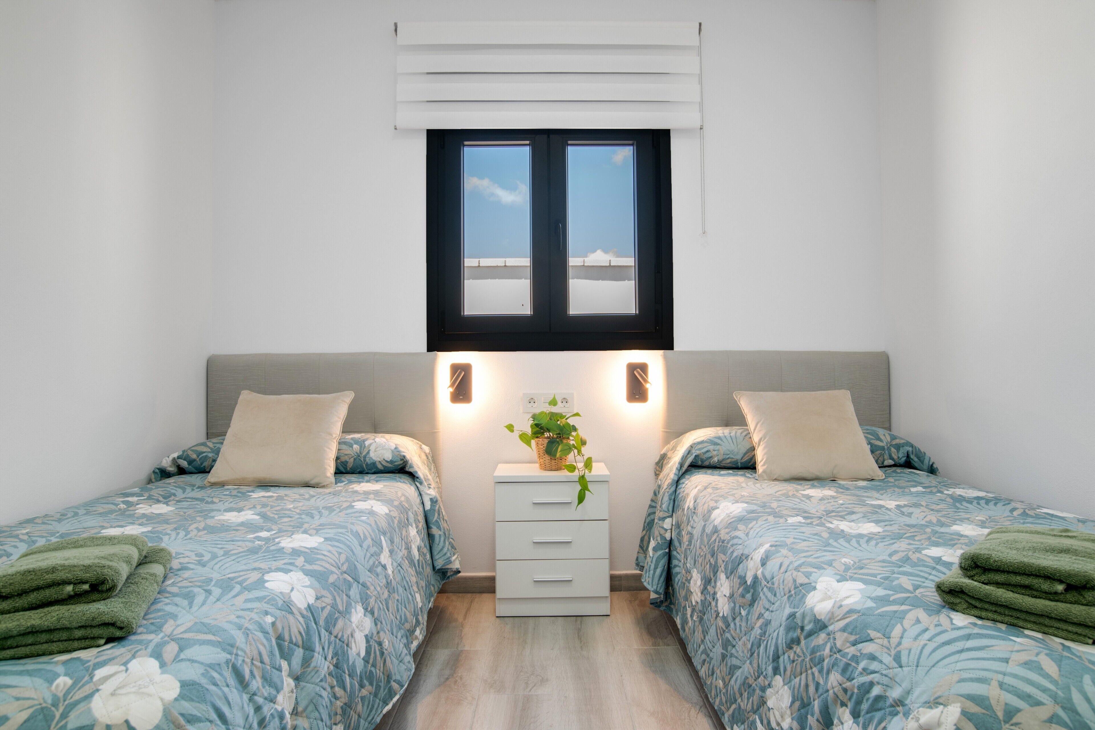 Tabla de planchar con plancha, wifi gratis, ropa de cama