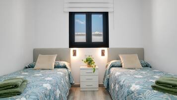 Tabla de planchar con plancha, wifi gratis, ropa de cama