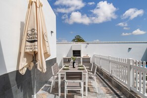 Outdoor dining - Holiday Home 'El Rincón Del Sur 2' with Private Pool, Wi-Fi and Air Conditioning (Barrio Nuevo)