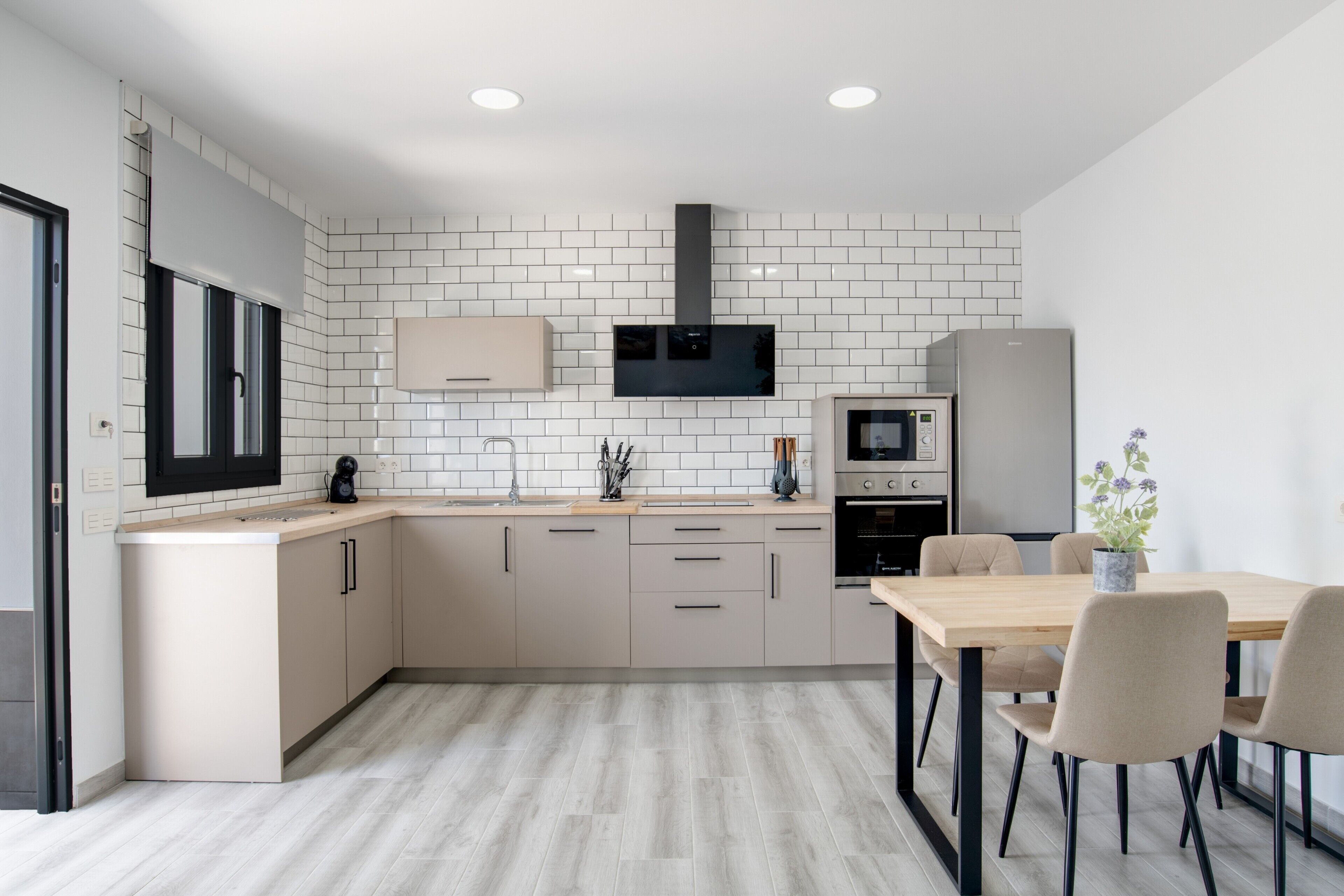 Geladeira, micro-ondas, fogão, cooktop
