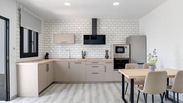 Geladeira, micro-ondas, fogão, cooktop