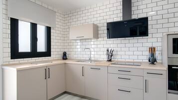 Frigorifero, microonde, forno, piano cottura