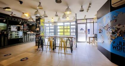 Spacious Quad Retreat at Trendy Hostel â Manila