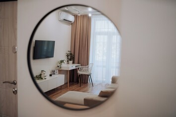 Foto von Step Out to Stores & Parks – TOP - 1BR on Blvd