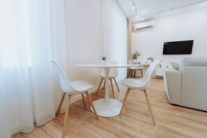 Dining - Step Out to Stores & Parks – TOP - 1BR on Blvd (Chișinău)