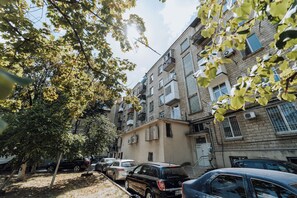 Exterior - Step Out to Stores & Parks – TOP - 1BR on Blvd (Chișinău)