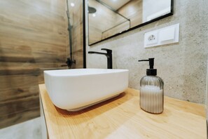 Shower, hair dryer, towels, soap - Step Out to Stores & Parks – TOP - 1BR on Blvd (Chișinău)