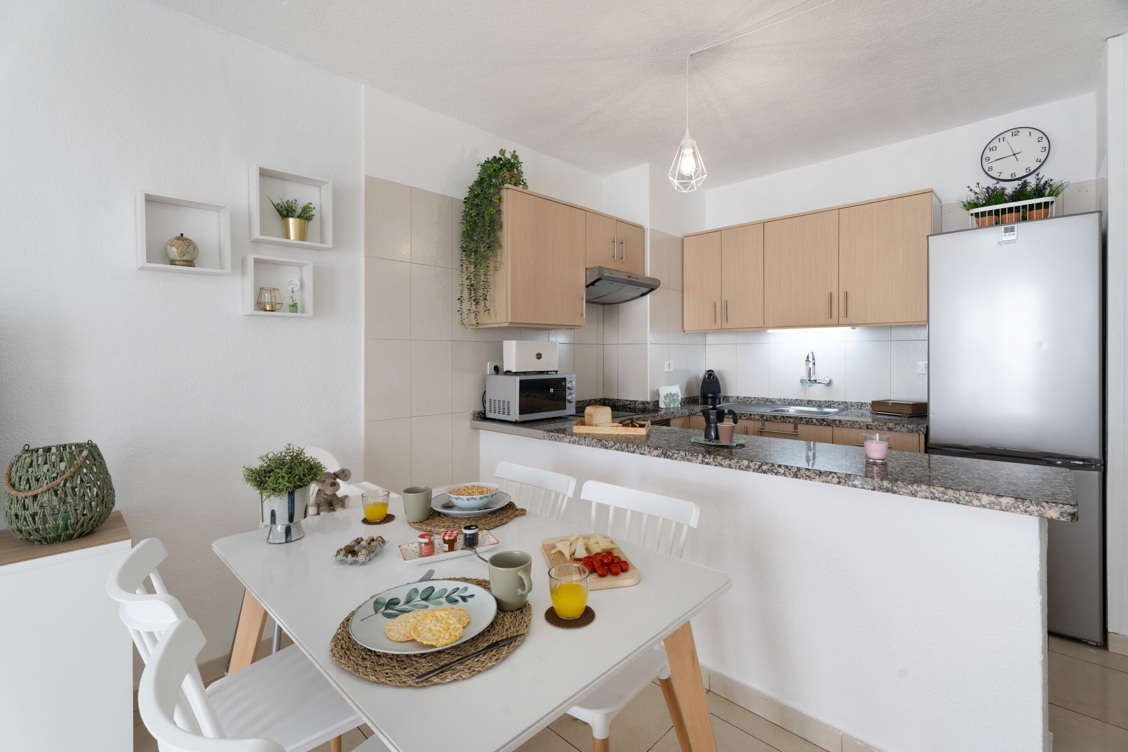 Frigorífico, microondas, horno y placa de cocina