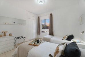 1 bedroom, free WiFi, bed sheets - Vacation 'Serene Terrace and Pool' with Shared Pool, Private Terrace and Wi-Fi (Playa de la Américas)