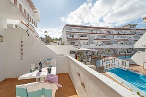 Outdoor dining - Vacation 'Serene Terrace and Pool' with Shared Pool, Private Terrace and Wi-Fi (Playa de la Américas)
