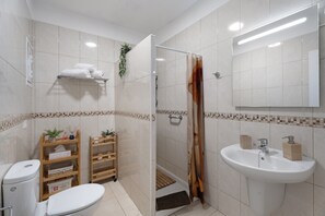 Shower, hair dryer, towels - Vacation 'Serene Terrace and Pool' with Shared Pool, Private Terrace and Wi-Fi (Playa de la Américas)