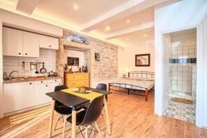 A compact living space with a kitchen, dining area, and a bedroom. - Apartment Irma: Studio apartman (Pula)