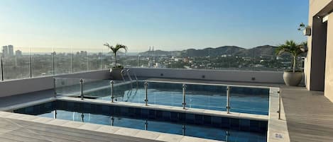 Departamento, 2 habitaciones, con acceso para personas discapacitadas, balcón | Alberca | Alberca al aire libre