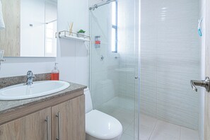 Appartement, 2 chambres, accessible aux personnes à mobilité réduite, balcon | Salle de bain
