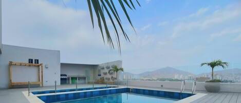 Una piscina al aire libre
