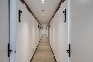 Cofres nos quartos, escrivaninha, quartos à prova de som