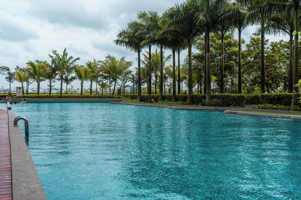 Indoor/outdoor pool