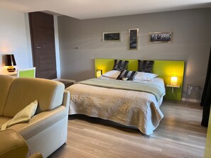 Escritorio, cuna de viaje, wifi gratis y ropa de cama 