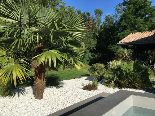 Magnificent Studio in Contemporary Villa with Swimming Pool & Private Parking