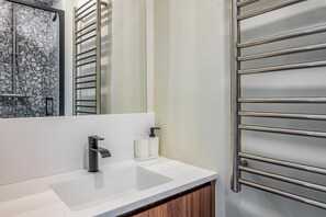 Hair dryer, towels - Blueground | Rochechouart, view, nr Sacré-Cœur (Paris)