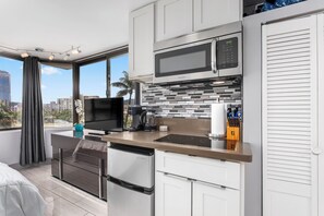 Réfrigérateur, micro-ondes, cafetière/bouilloire, bouilloire électrique