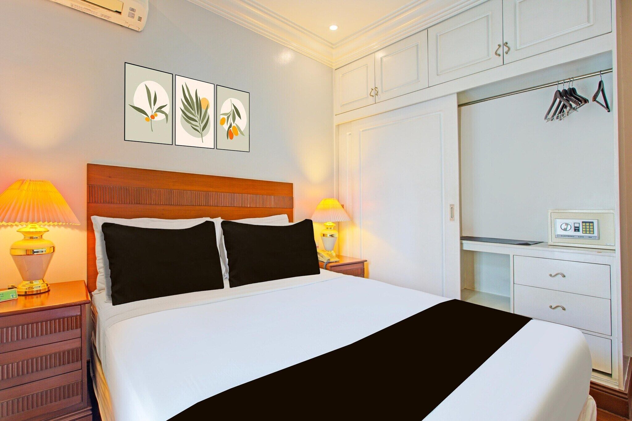 1 slaapkamer, een bureau, beddengoed