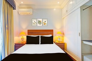 1 Schlafzimmer, Schreibtisch, Bettwäsche