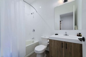 Douche, séchoir à cheveux, serviettes fournies