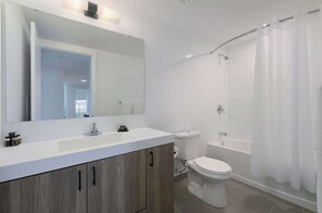 Douche, séchoir à cheveux, serviettes fournies