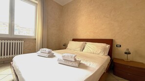 1 habitación, tabla de planchar con plancha y ropa de cama