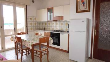 Placa de cocina y mesa de comedor
