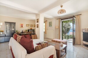 TV, fireplace, stereo - Holiday Home 'Nikiana Hideaway' with Sea View, Wi-Fi and Air Conditioning (??????a)