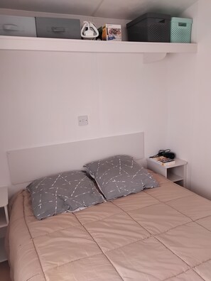2 bedrooms, iron/ironing board, WiFi