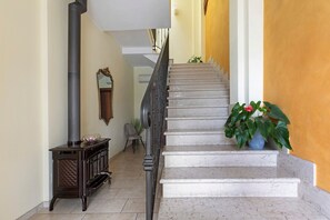 Interior - Room 'Amè Deluxe Suite' with Lake View, Wi-Fi and Air Conditioning (Peschiera del Garda)