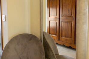 Interior - Room 'Amè Deluxe Suite' with Lake View, Wi-Fi and Air Conditioning (Peschiera del Garda)