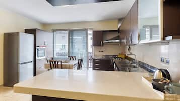 Køleskab, mikrobølgeovn, ovn, kogeplade