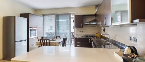 Refrigerador, microondas, horno y parrilla de estufa