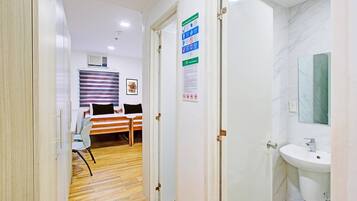 1 bedroom, desk, WiFi