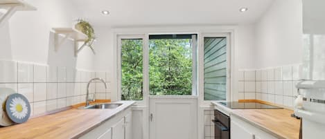 Fridge, oven, stovetop, dishwasher