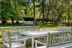 Outdoor dining - Renovated cottage near forest and beach (Rørvig)