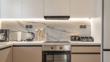 Fridge, oven, stovetop, coffee/tea maker