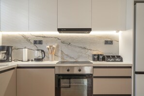 Fridge, oven, stovetop, coffee/tea maker