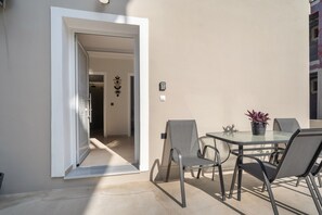Outdoor dining - Apartment 'Papanikolis' with Shared Terrace, Wi-Fi and Air Conditioning (Kallithea)