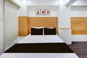 1 bedroom, desk, bed sheets - Triple Suite Luxury Stay | Heart of Makati (Makati City)