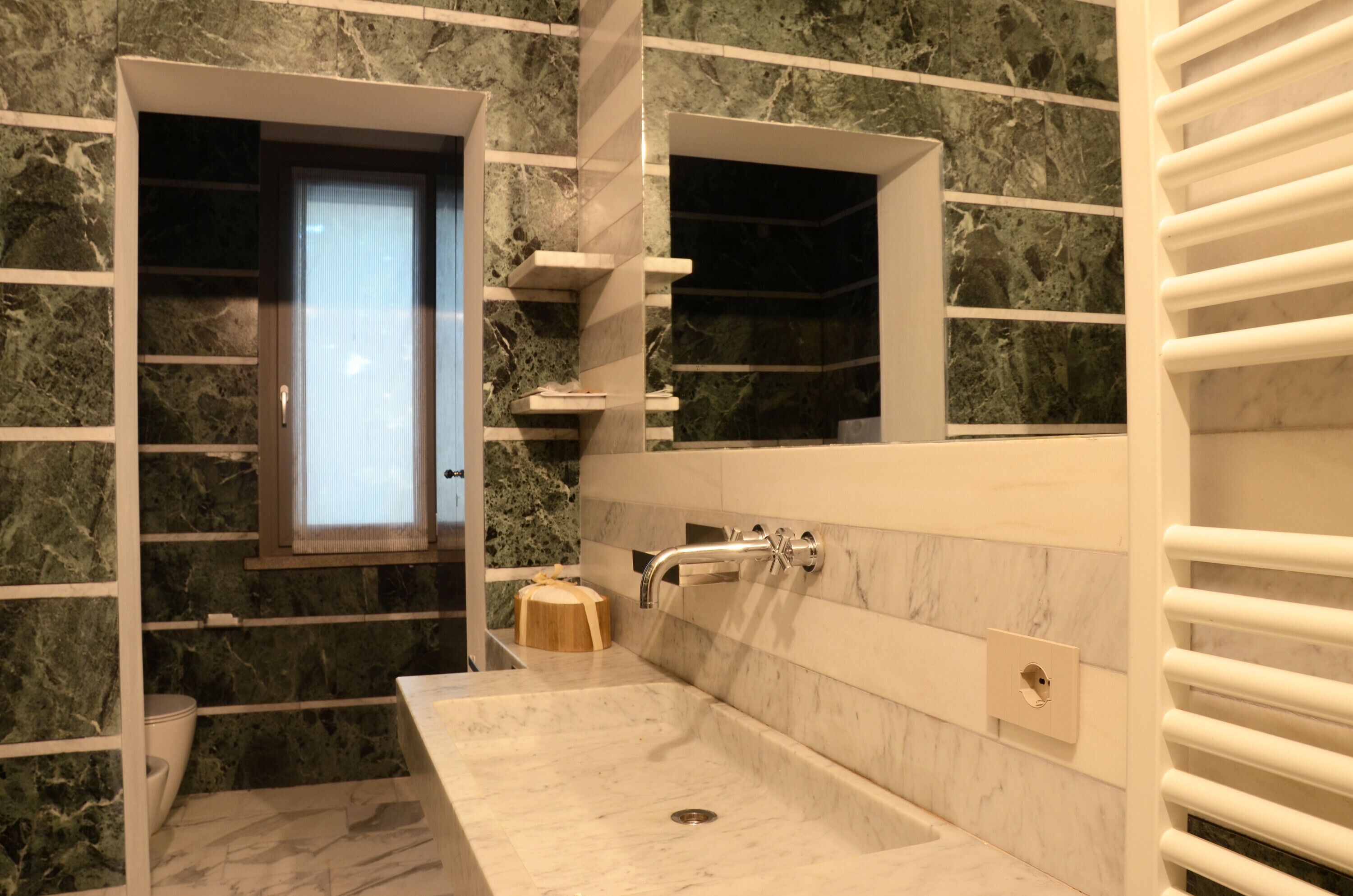 Chuveiro, secador de cabelo, toalhas de banho 