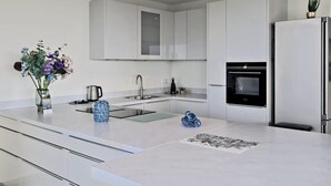 Wasserkocher mit Kaffee-/Teezubehör, Kühlschrank, Mikrowelle