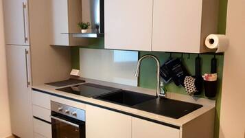 Réfrigérateur, micro-ondes, plaque de cuisson, lave-vaisselle